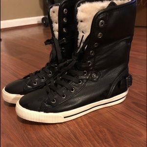 🖤 Boots with the furrr!